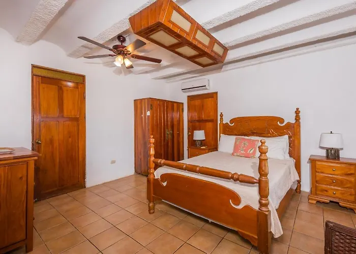 Casa De La Playa Hotel *